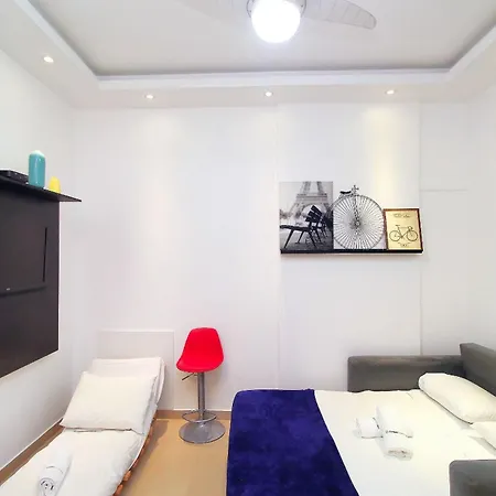 Apartamento para até 5 hóspedes na quadra da praia em Copacabana U051-3