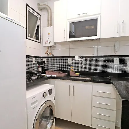 Apartamento para até 5 hóspedes na quadra da praia em Copacabana U051-2